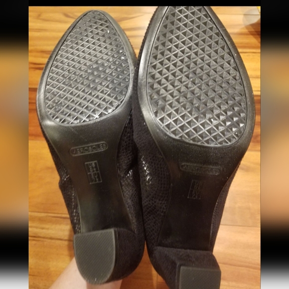 Aerosoles snakeskin shimmer zip booties. - Picture 5 of 8
